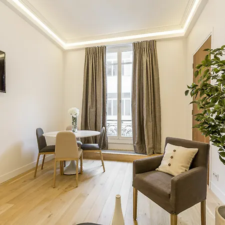 We - Champs Elysees 75008 * 파리
