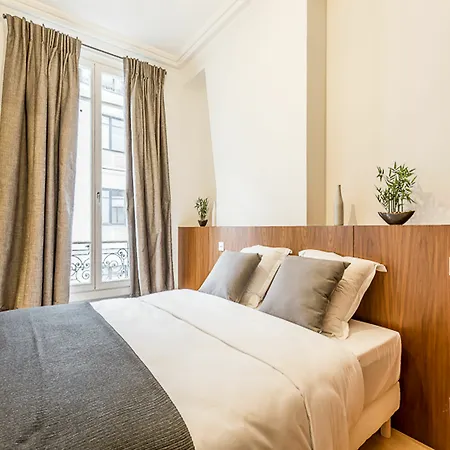 We - Champs Elysees 75008 Daire